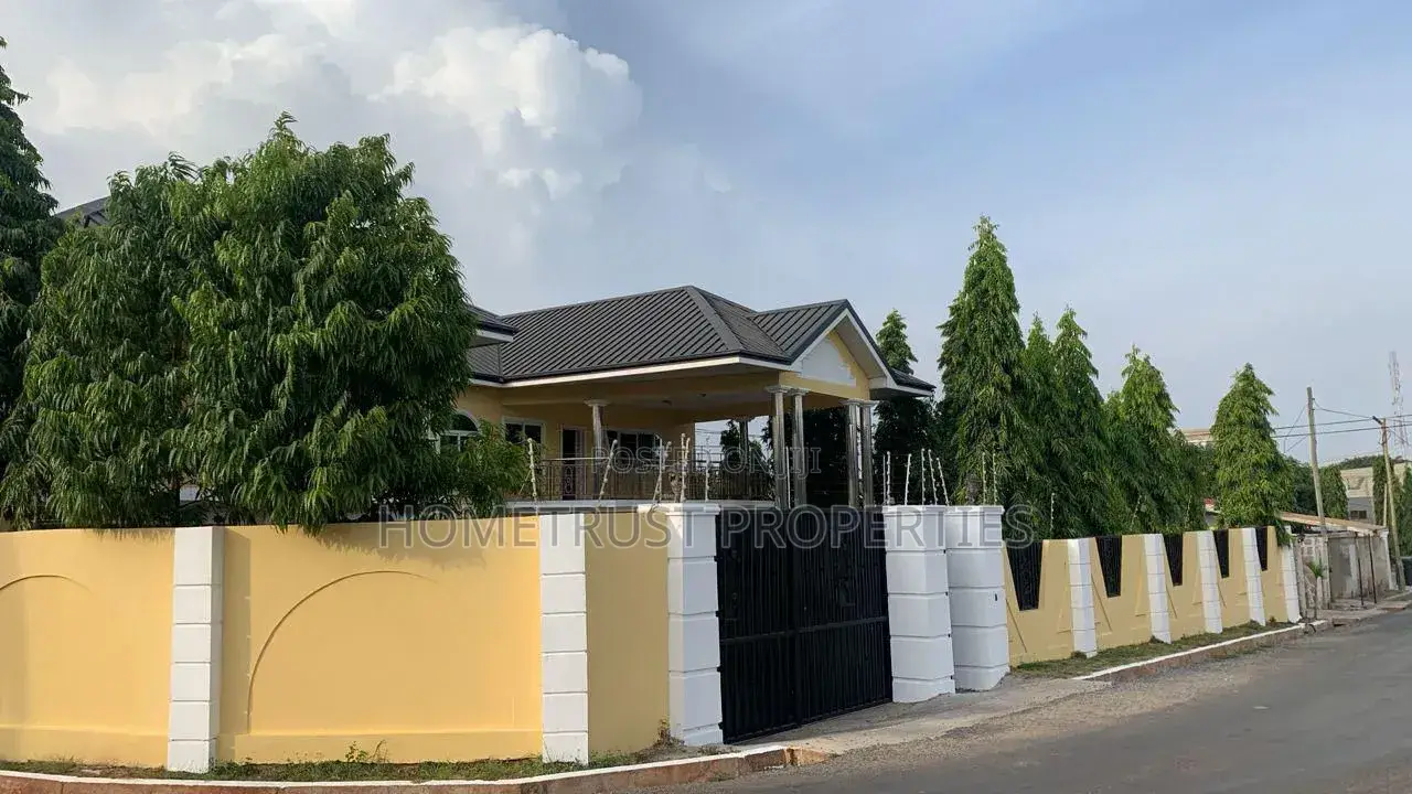 9bdrm House in East Legon, American House for rent in American House