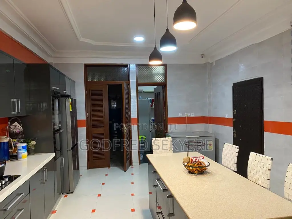 5bdrm Apartment in Adeleke Estates, Kumasi Metropolitan for sale in Kumasi Metropolitan