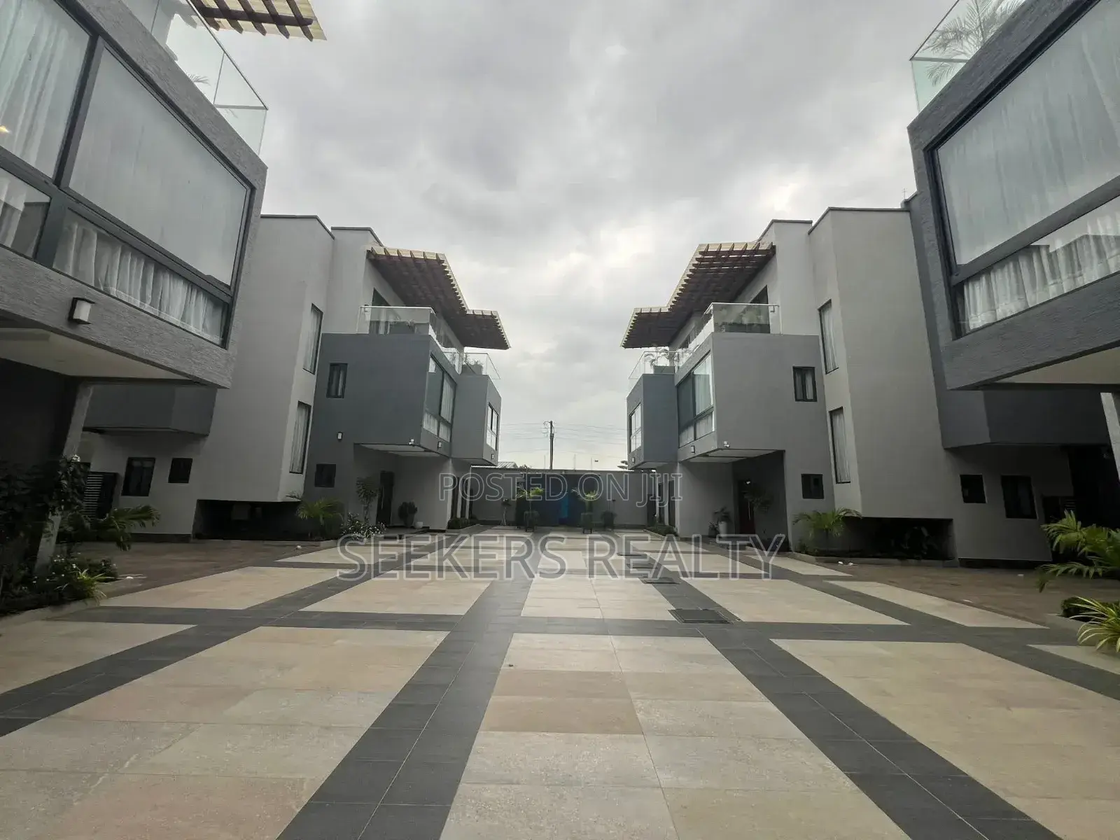 Furnished 4bdrm Townhouse / Terrace for rent in Shopping Arcade Area