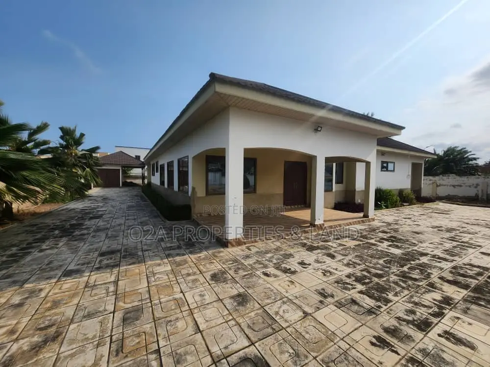 7bdrm House in Community 10 for rent in Community 25