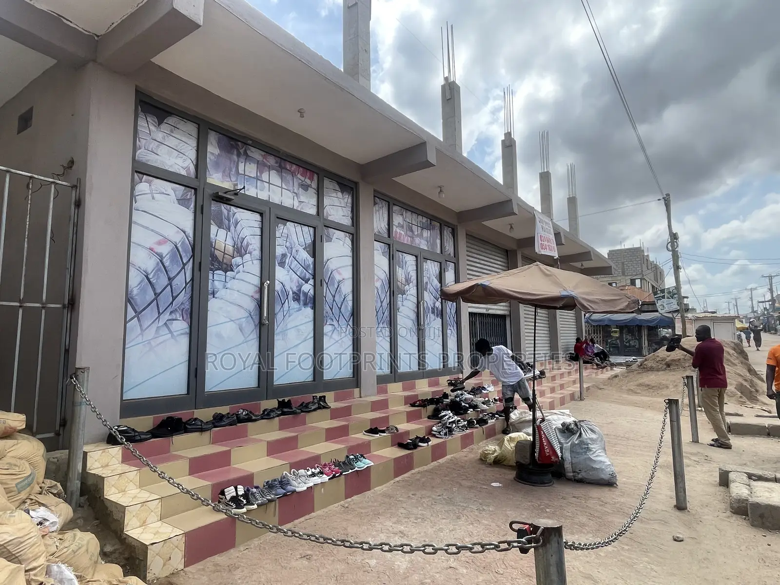 A Three in One Shop Space Up for Rent in Madina