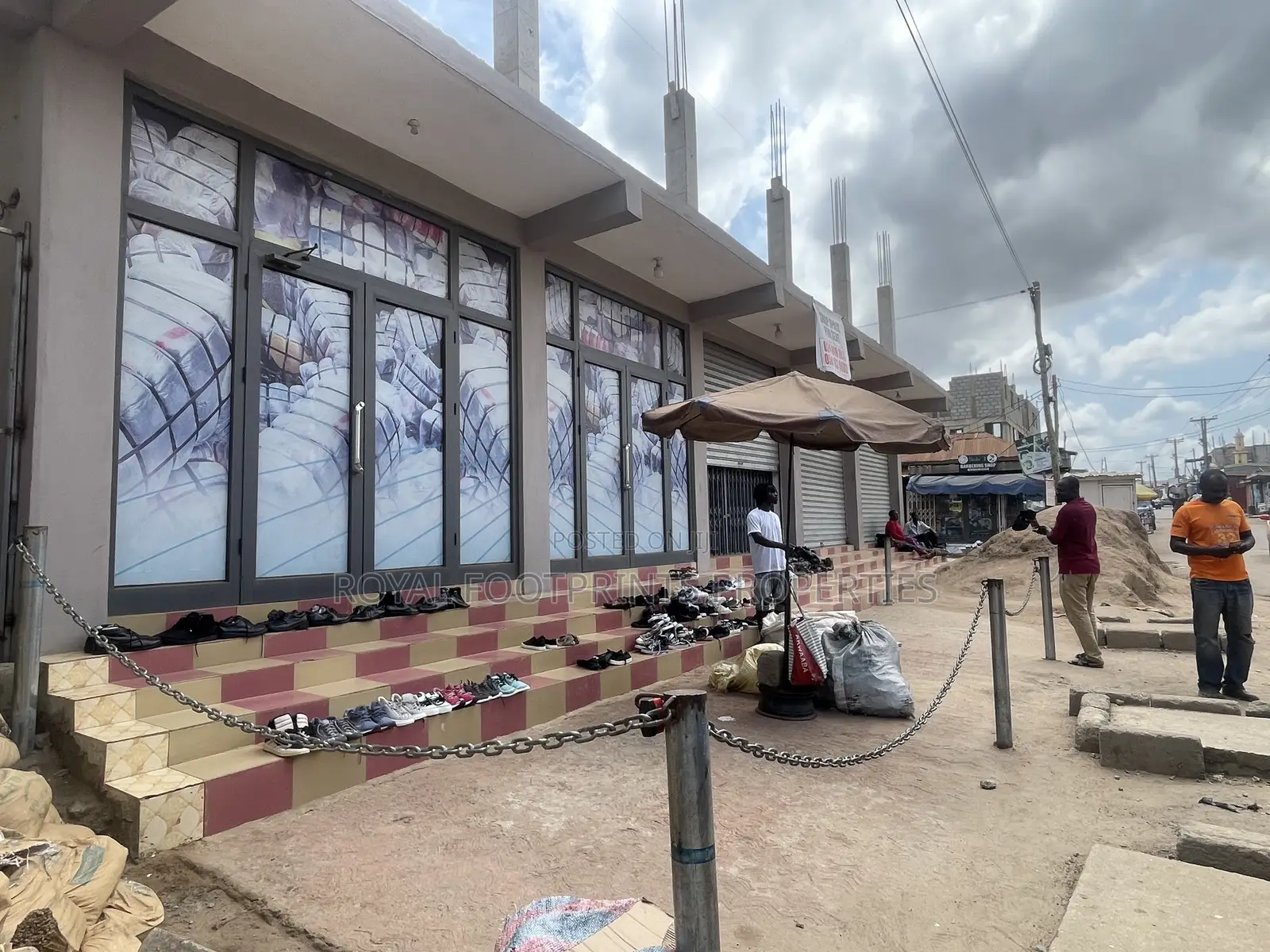 A Three in One Shop Space Up for Rent in Madina