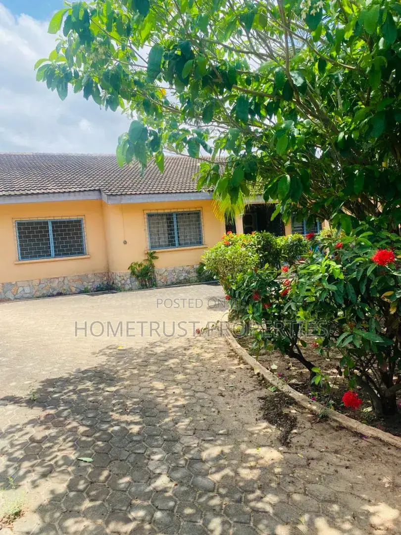 5bdrm House in Achimota Cfc, The Mall for sale in The Mall