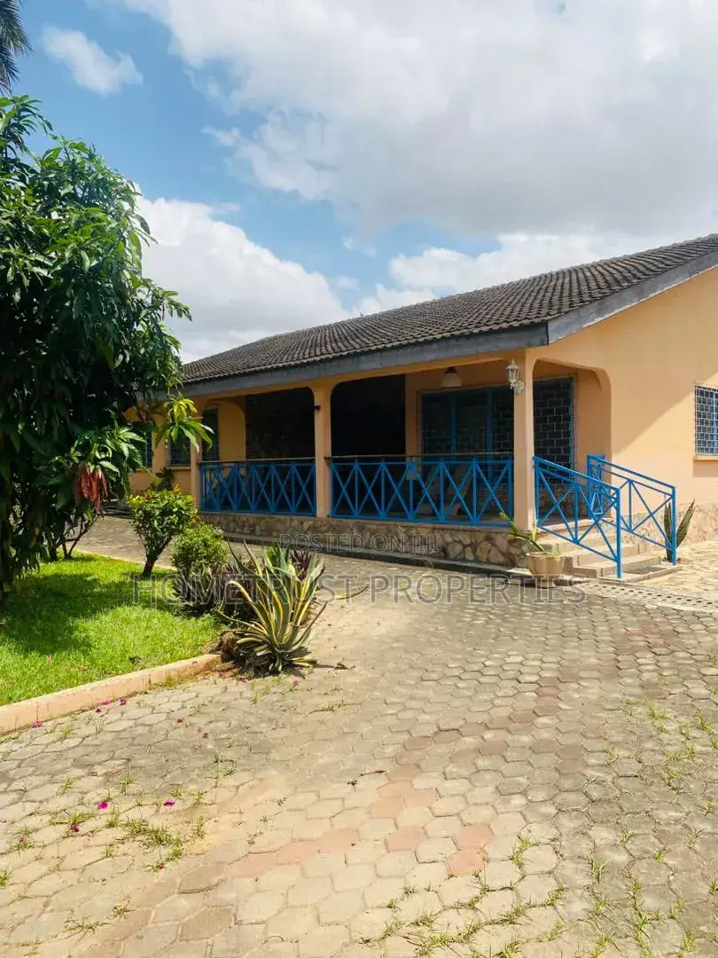 5bdrm House in Achimota Cfc, The Mall for sale in The Mall