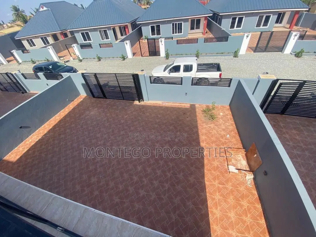 4bdrm House in Ashale Botwe, School Junction for rent in School Junction