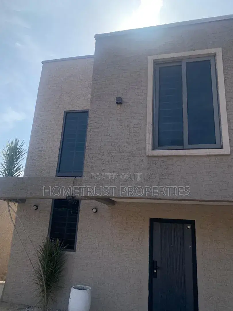 3bdrm Duplex in Adenta Powerland for rent in School Park Area