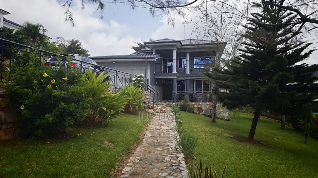 5bdrm House in Aburi for sale in Aburi