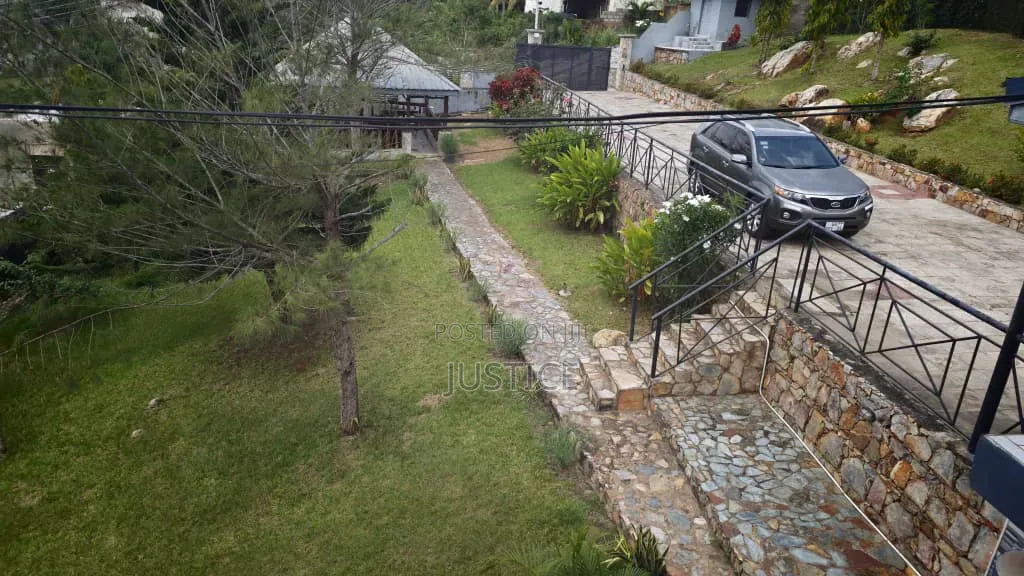 5bdrm House in Aburi for sale in Aburi