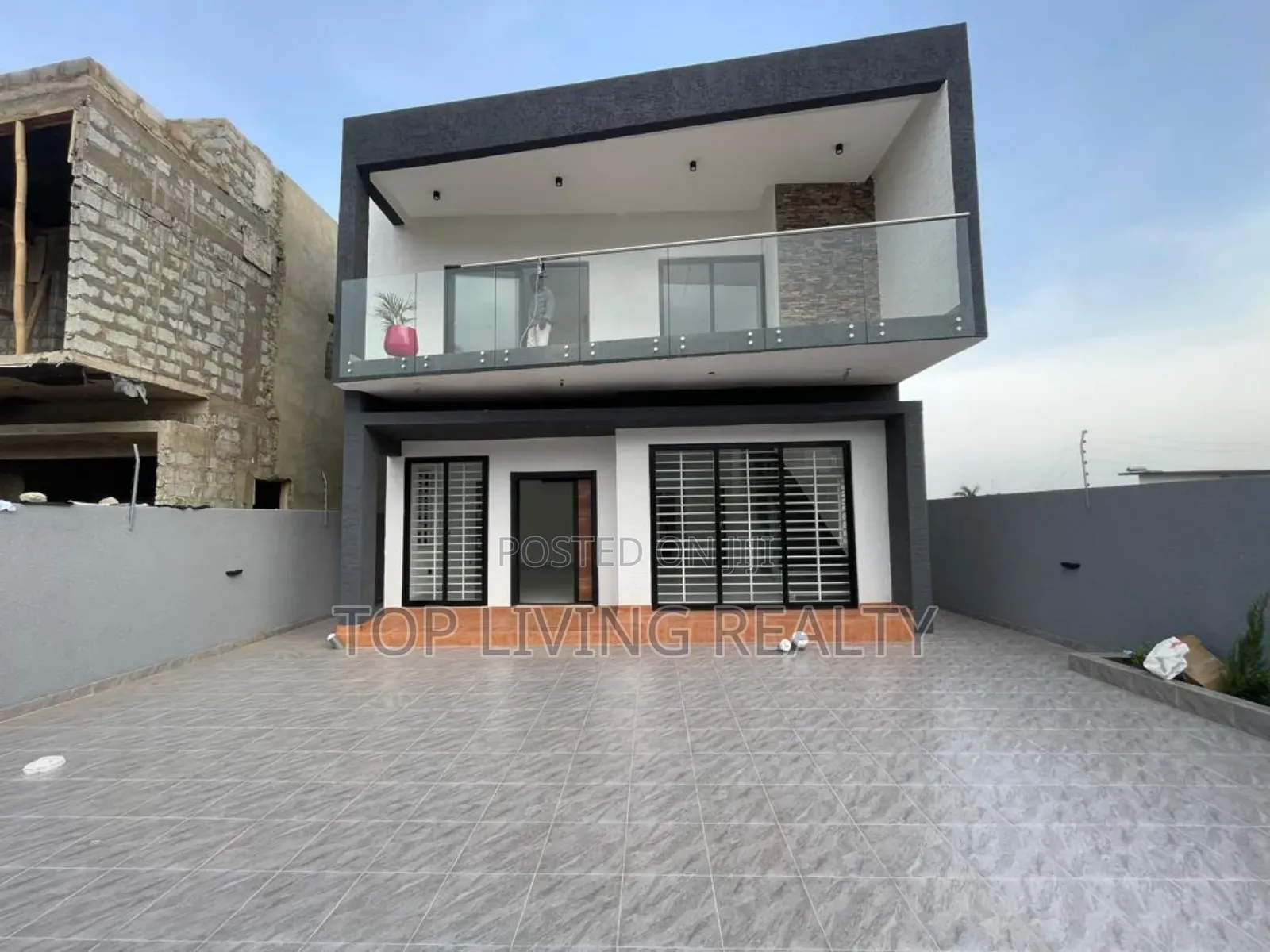 4bdrm Duplex in Ayi Mensa, Oyarifa for sale in Oyarifa