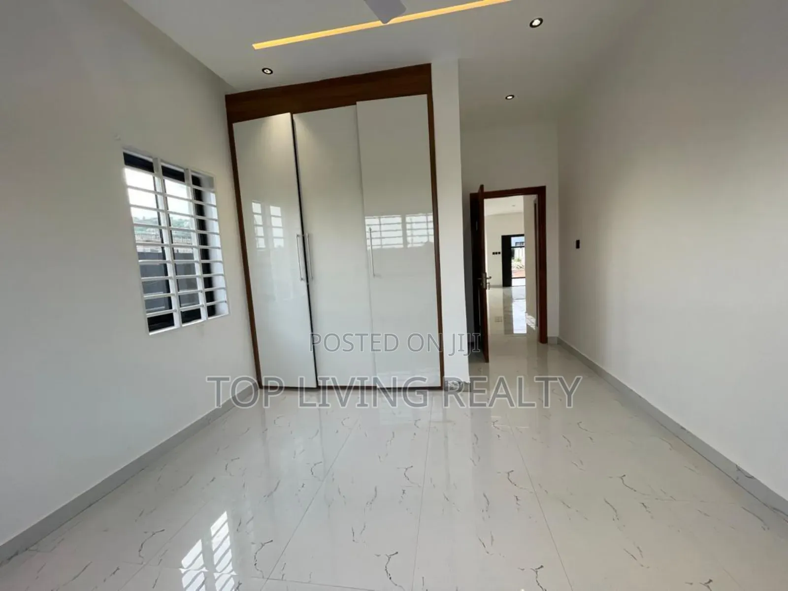 4bdrm Duplex in Ayi Mensa, Oyarifa for sale in Oyarifa