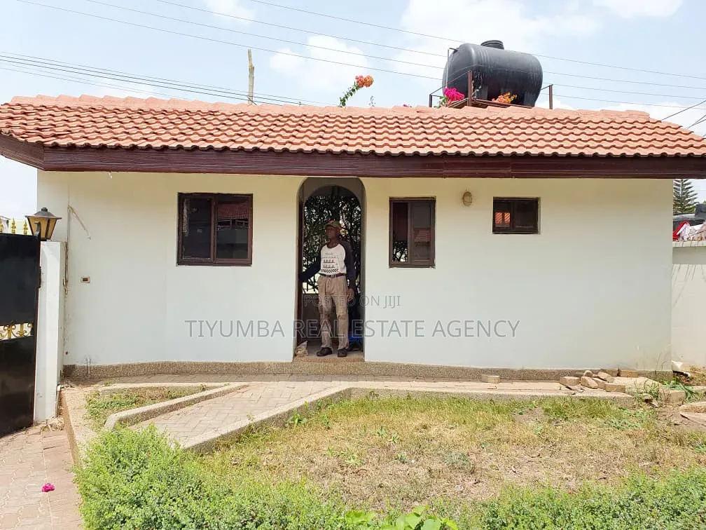 12bdrm Mansion in Tiyumba Real Estate, Asore Junction for rent in Asore Junction