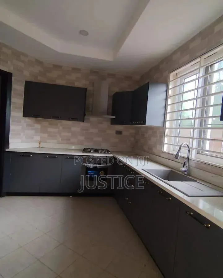 3bdrm Townhouse / Terrace in Dzorwulu for rent in Dzorwulu