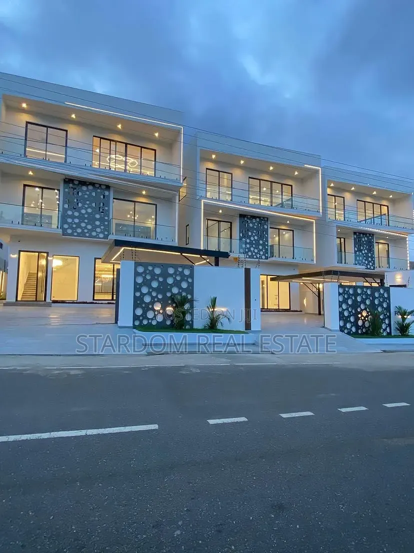 4bdrm Duplex in East Legon, American House for sale in American House