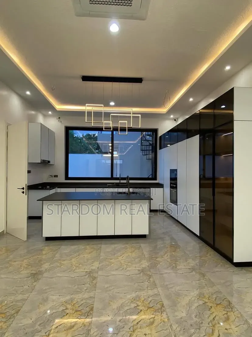4bdrm Duplex in East Legon, American House for sale in American House