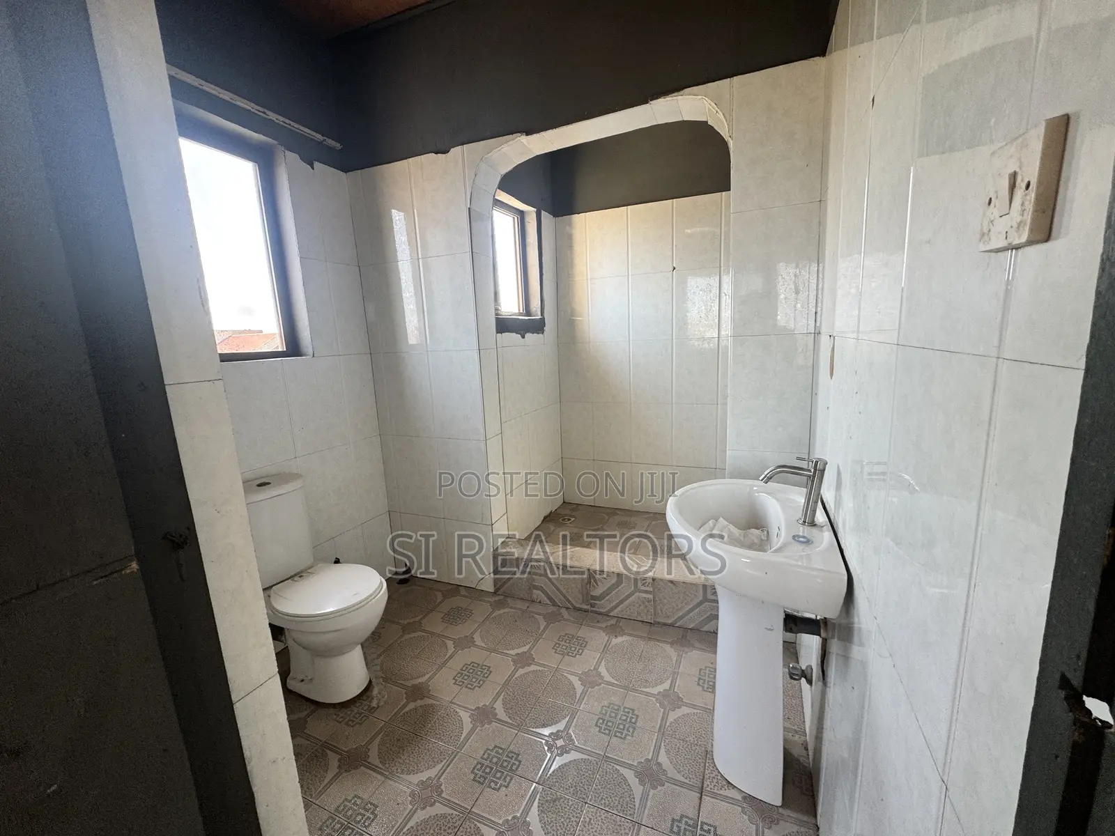20bdrm Apartment in Dansoman Junction for sale in Dansoman