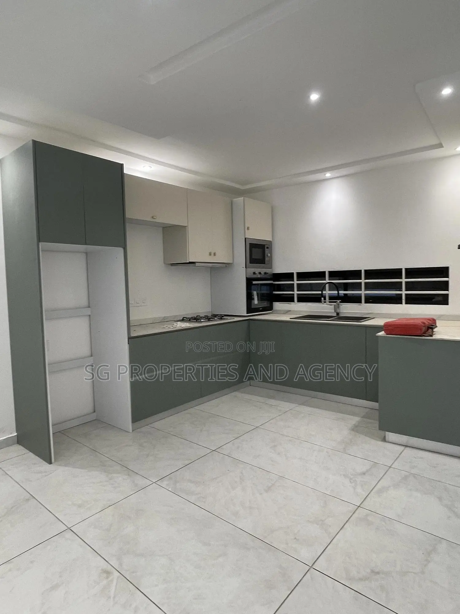 2bdrm Townhouse / Terrace in Lashibi, Sakumono for rent in Sakumono