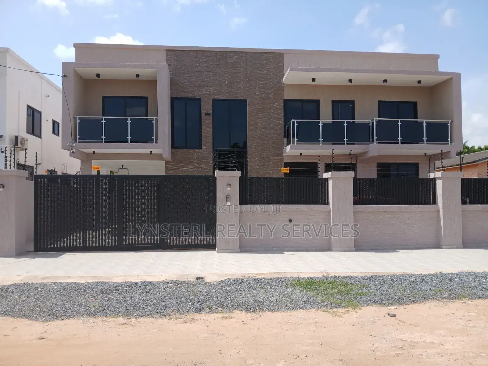4bdrm Duplex in Housing Down for sale in Housing Down