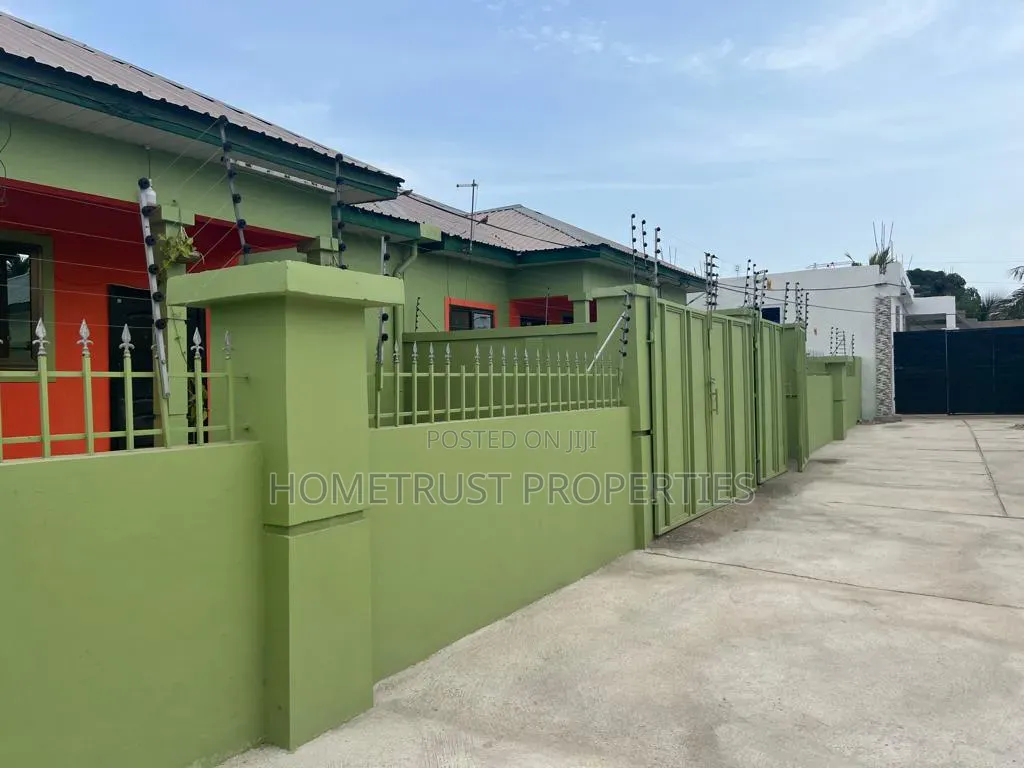 11bdrm Apartment in Kasoa Krispo, Pentecost for sale in Pentecost
