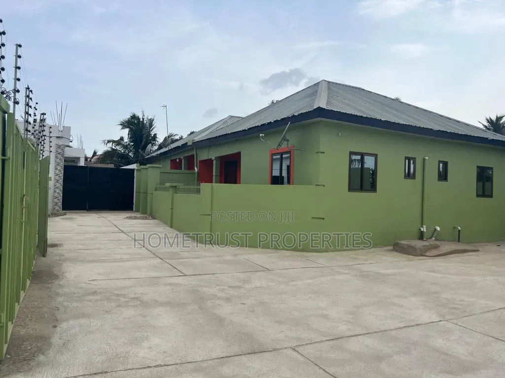 11bdrm Apartment in Kasoa Krispo, Pentecost for sale in Pentecost