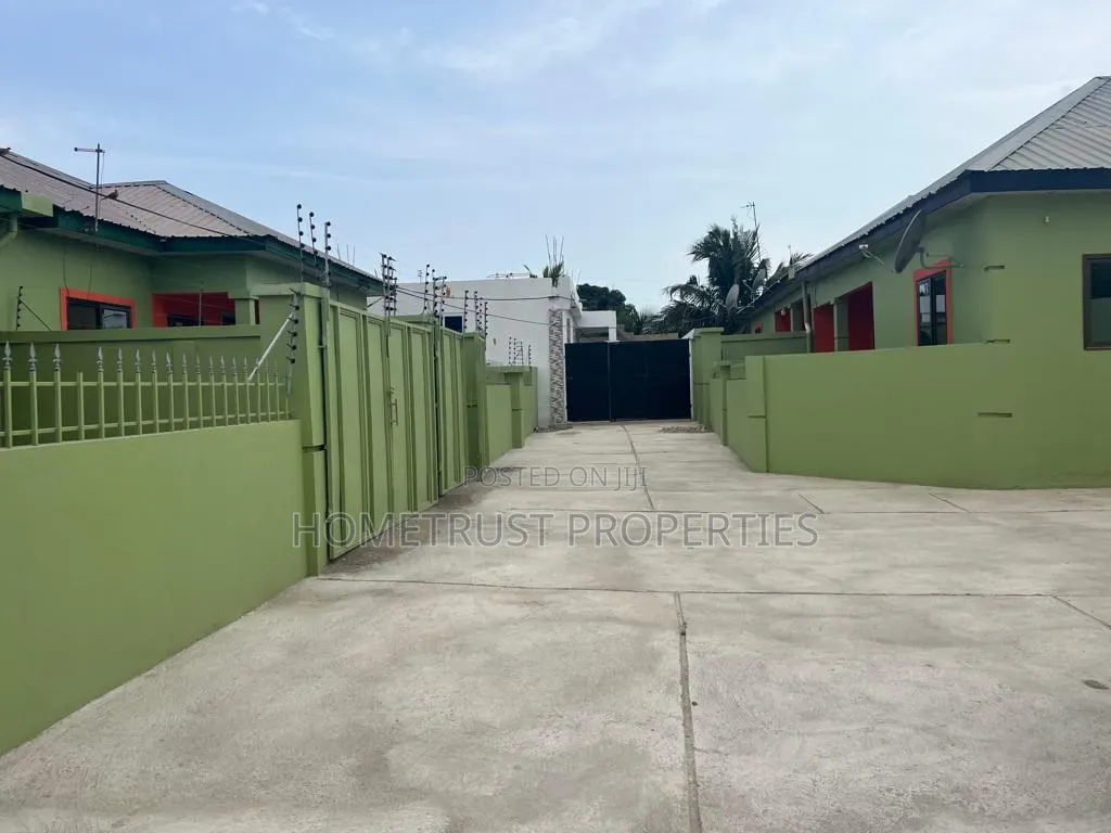 11bdrm Apartment in Kasoa Krispo, Pentecost for sale in Pentecost
