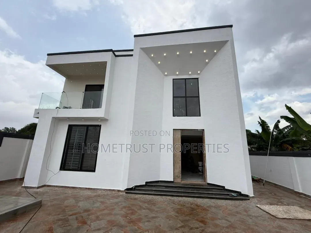 5bdrm Duplex in Adenta Ssnit for sale in SSNIT Flats