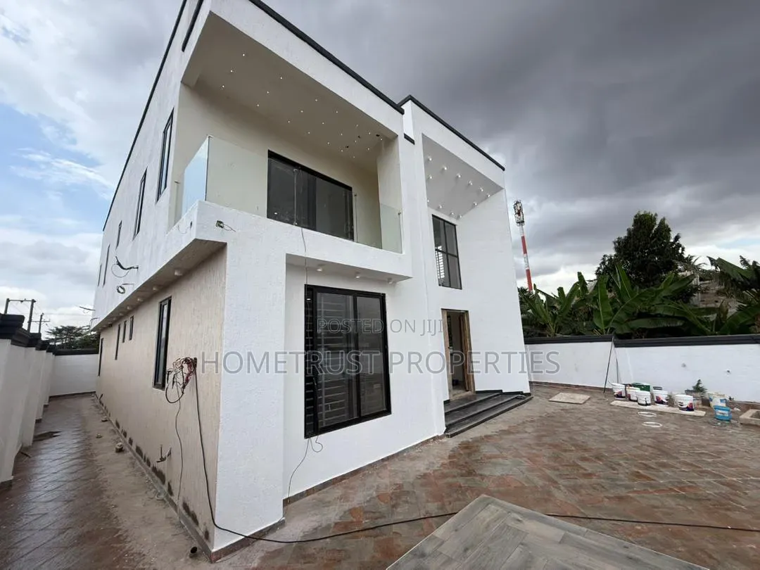 5bdrm Duplex in Adenta Ssnit for sale in SSNIT Flats