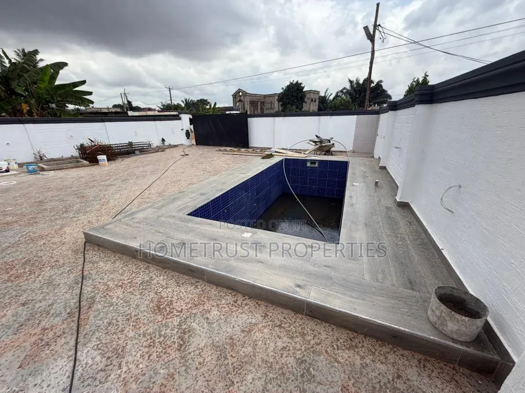 5bdrm Duplex in Adenta Ssnit for sale in SSNIT Flats