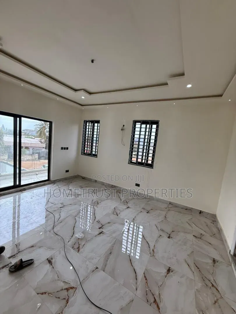 5bdrm Duplex in Adenta Ssnit for sale in SSNIT Flats