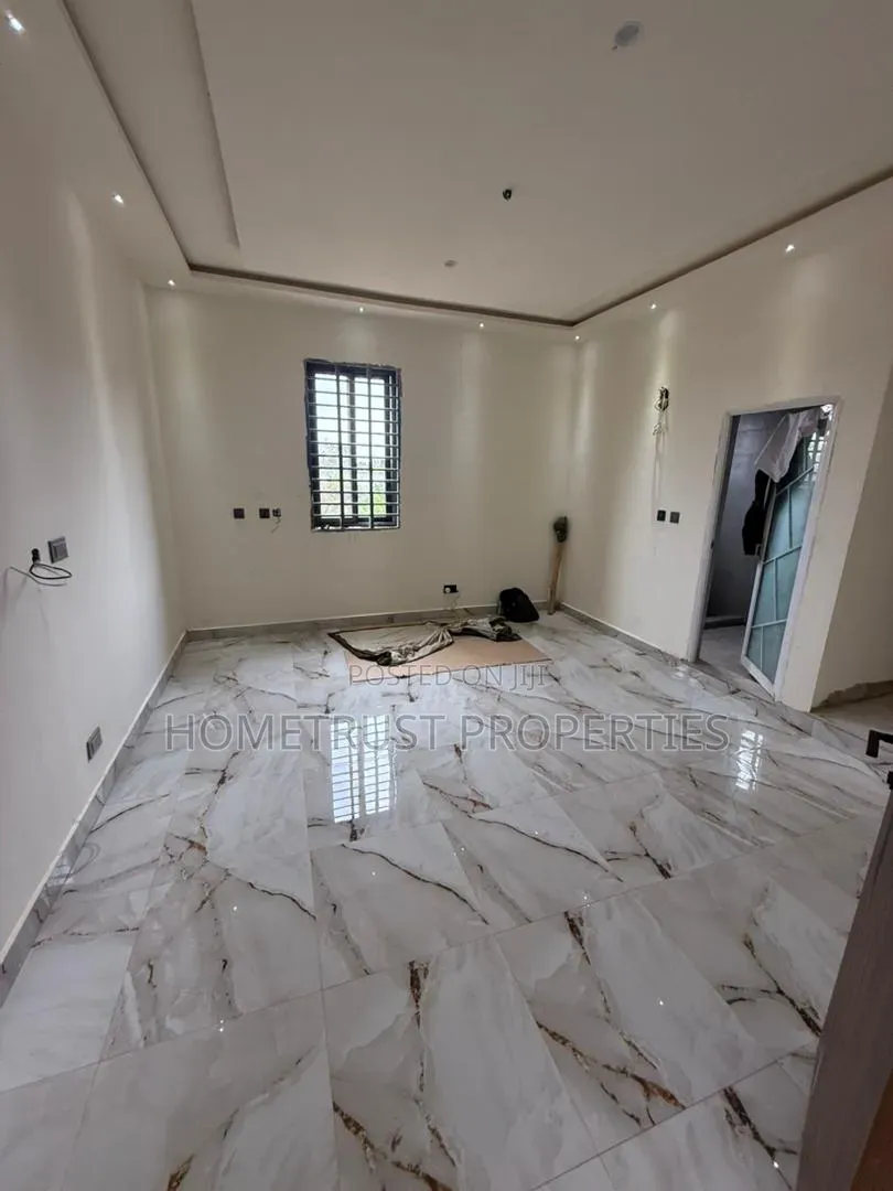 5bdrm Duplex in Adenta Ssnit for sale in SSNIT Flats