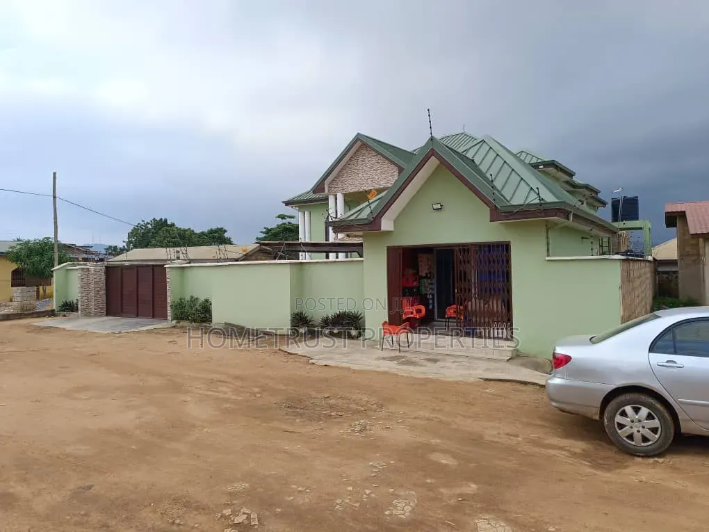 5bdrm Duplex in Amasaman Pobiman for sale in Amasaman