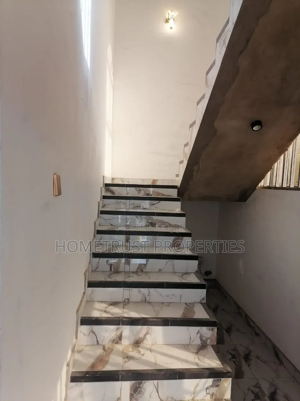 5bdrm Duplex in Amasaman Sapeiman for sale in Amasaman