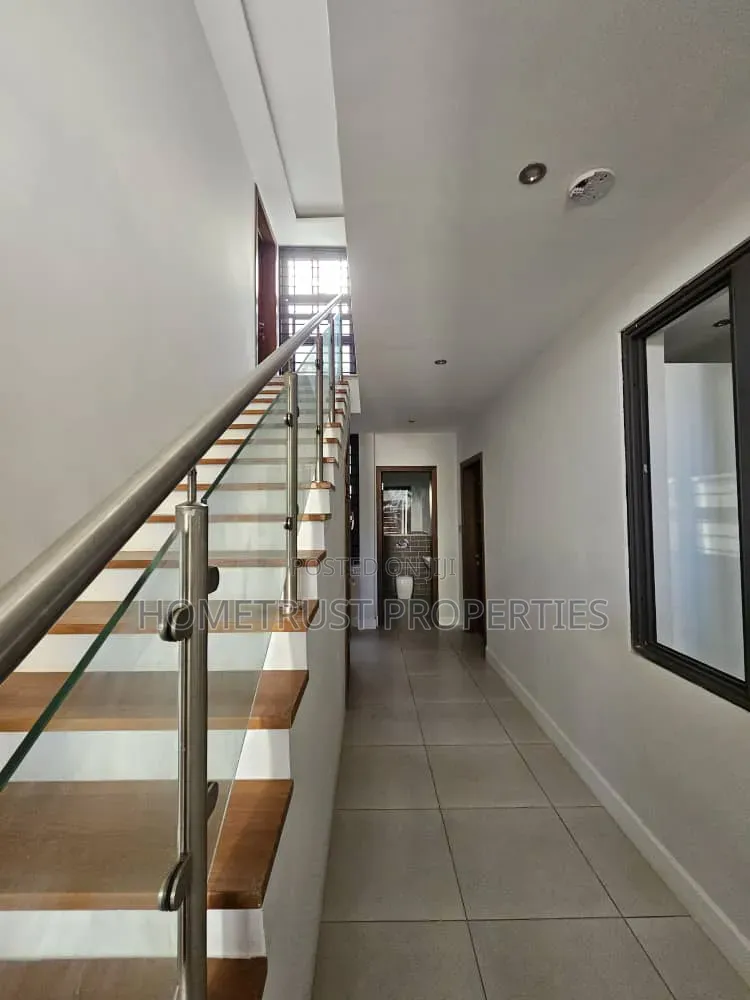 4bdrm Duplex in East Airport for sale in Airport Residential Area