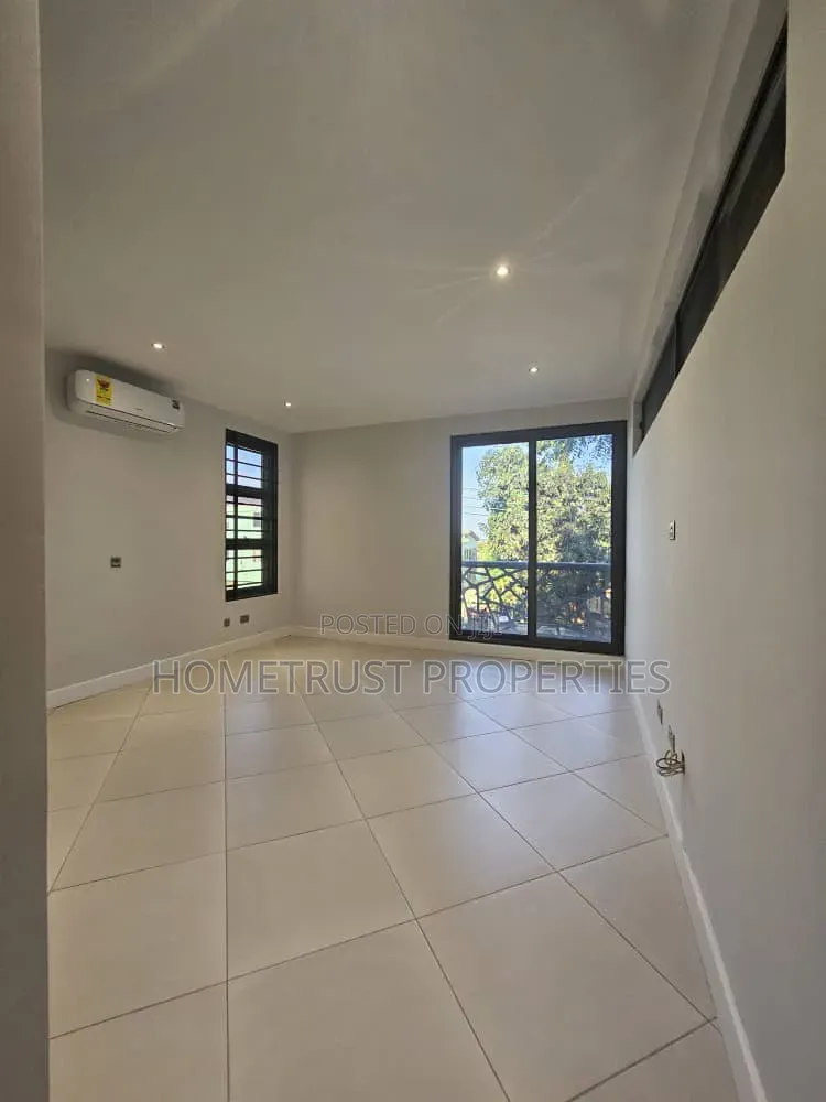 4bdrm Duplex in East Airport for sale in Airport Residential Area