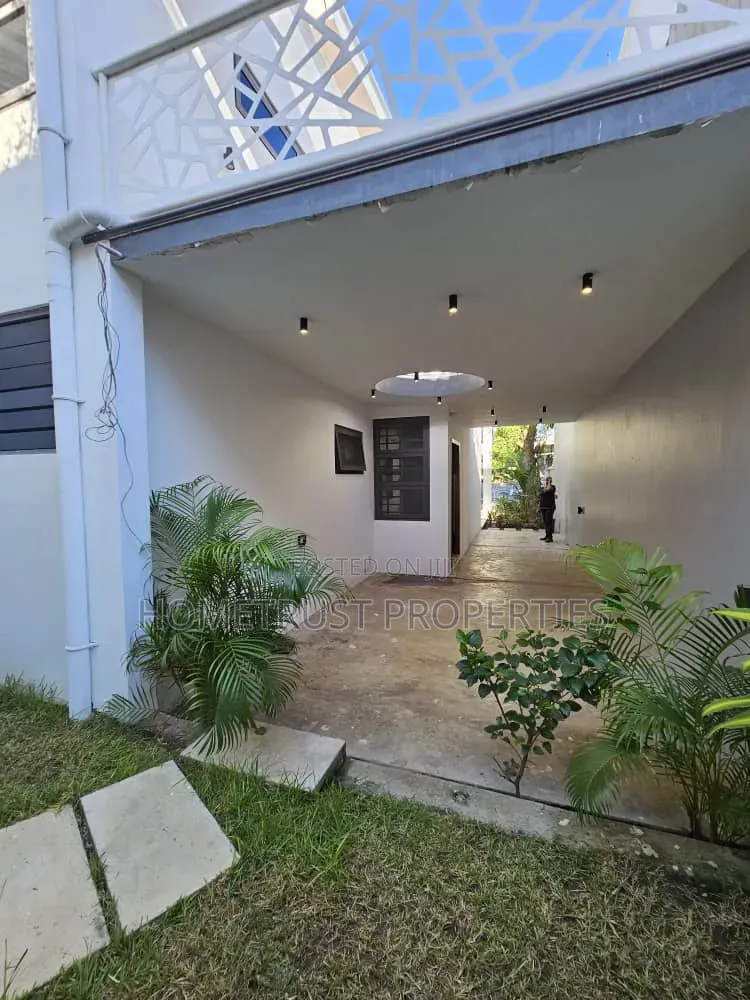 4bdrm Duplex in East Airport for sale in Airport Residential Area