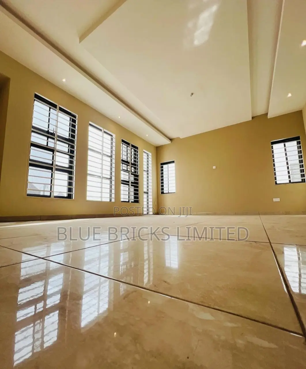 5bdrm House in Lakeside for sale in Lake Side Estate