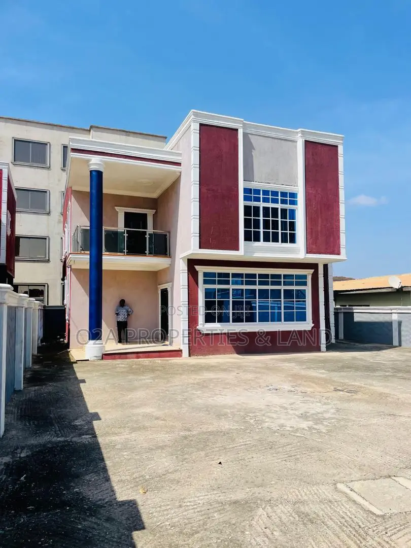 5bdrm Duplex in Ofankor for sale in Ofankor