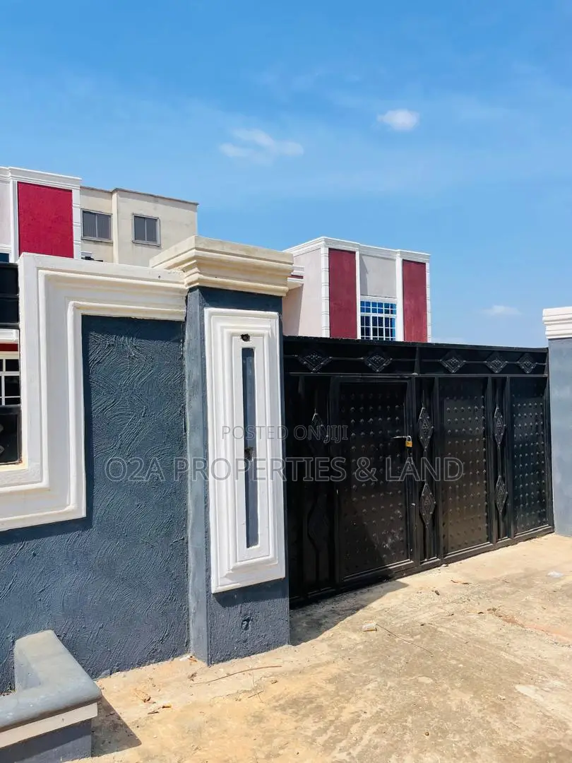 5bdrm Duplex in Ofankor for sale in Ofankor
