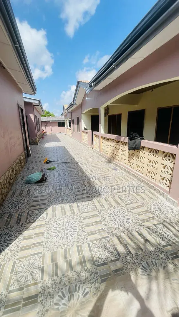 12bdrm Apartment in Kasoa Cal Bank Area, New Market for sale in New Market