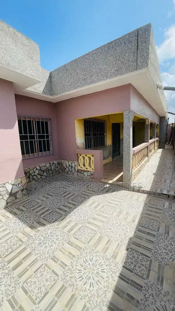 12bdrm Apartment in Kasoa Cal Bank Area, New Market for sale in New Market
