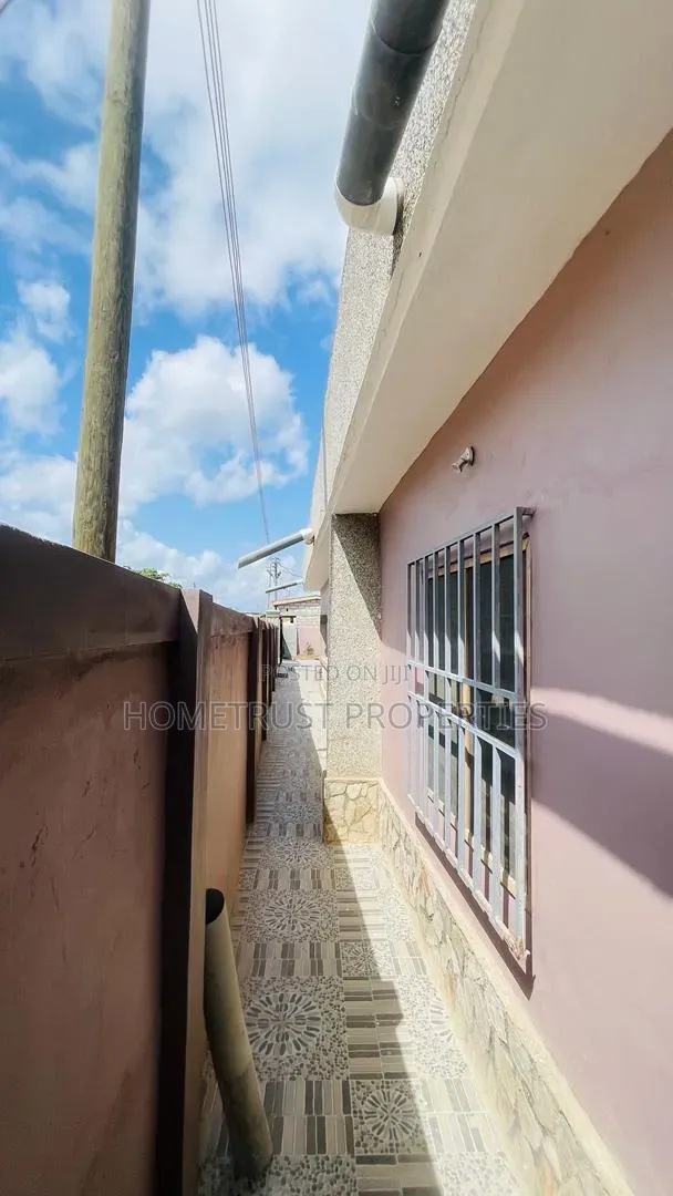 12bdrm Apartment in Kasoa Cal Bank Area, New Market for sale in New Market
