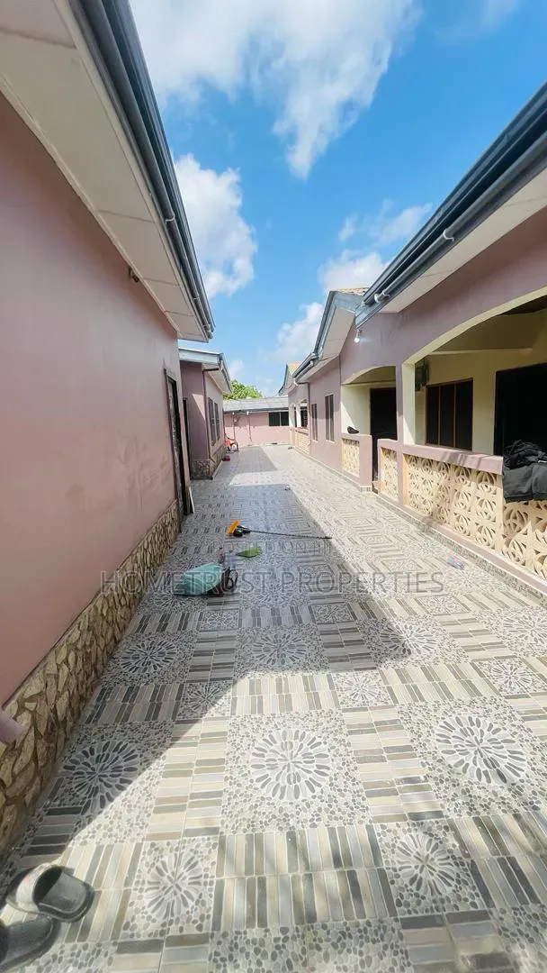 12bdrm Apartment in Kasoa Cal Bank Area, New Market for sale in New Market