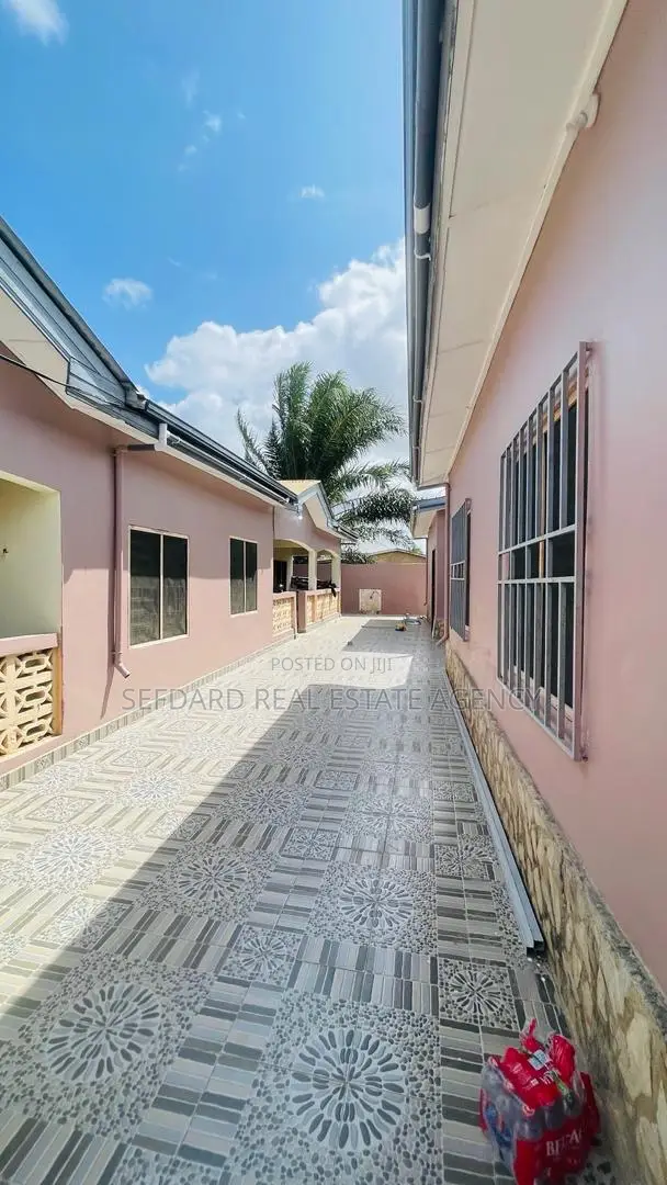11bdrm Apartment in Sefdard Properties, Kasoa for sale in Kasoa