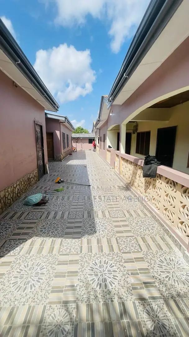 11bdrm Apartment in Sefdard Properties, Kasoa for sale in Kasoa
