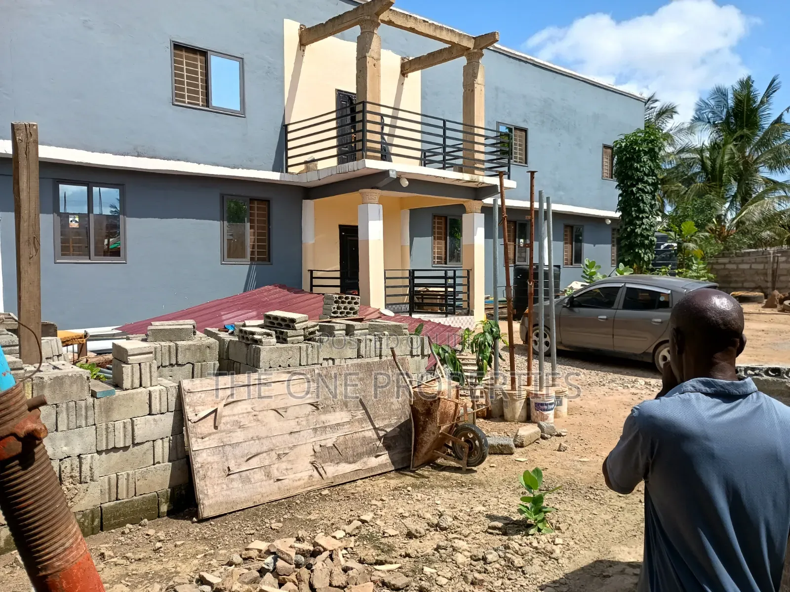 7 Stores+11 Rooms Roadside for Sale at Amasaman Sapeiman in Amasaman
