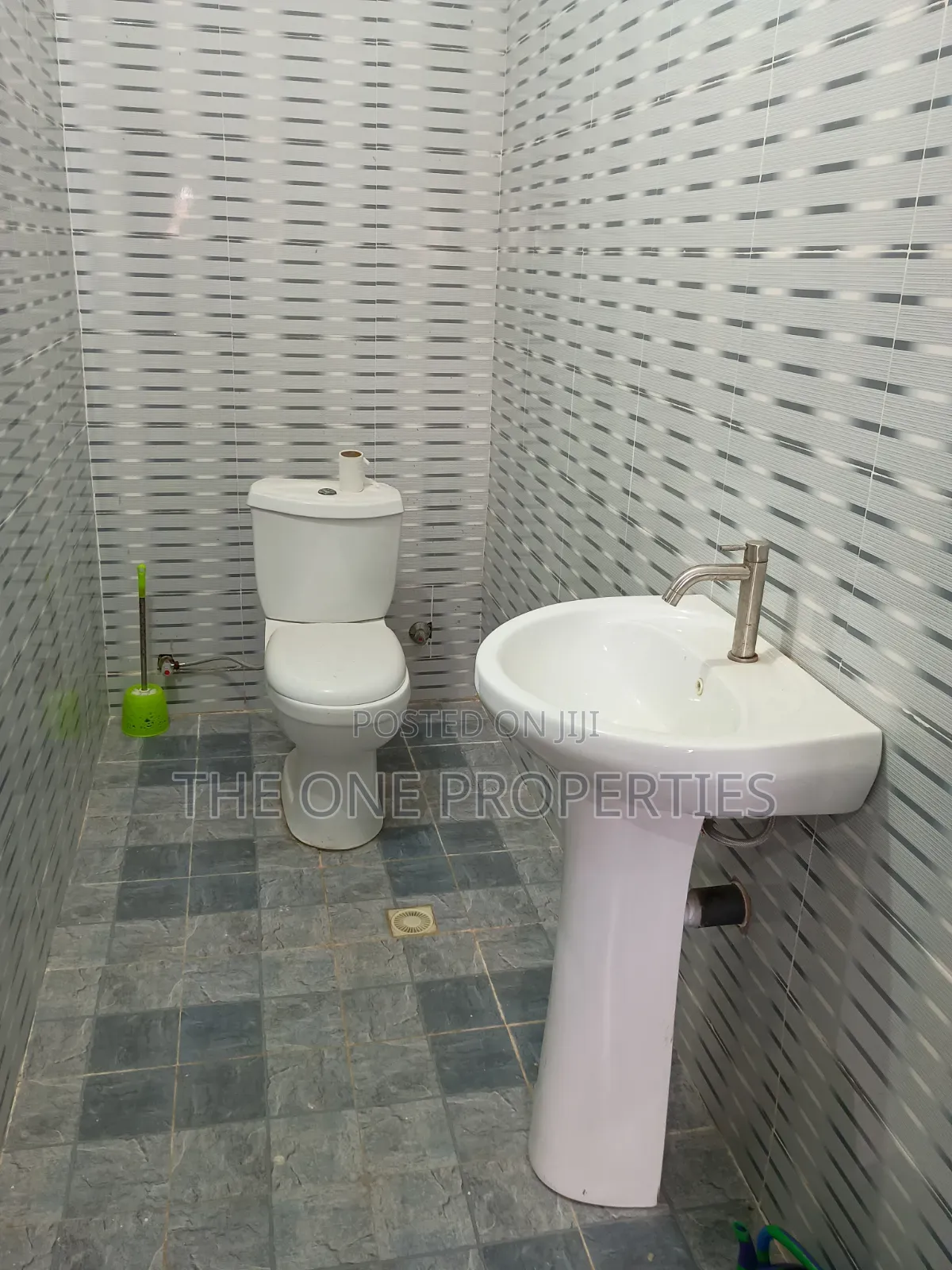 7 Stores+11 Rooms Roadside for Sale at Amasaman Sapeiman in Amasaman