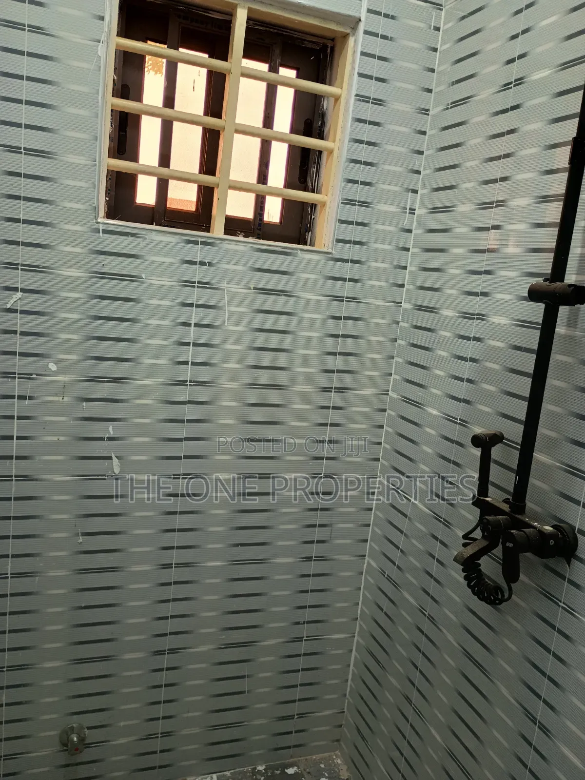 7 Stores+11 Rooms Roadside for Sale at Amasaman Sapeiman in Amasaman