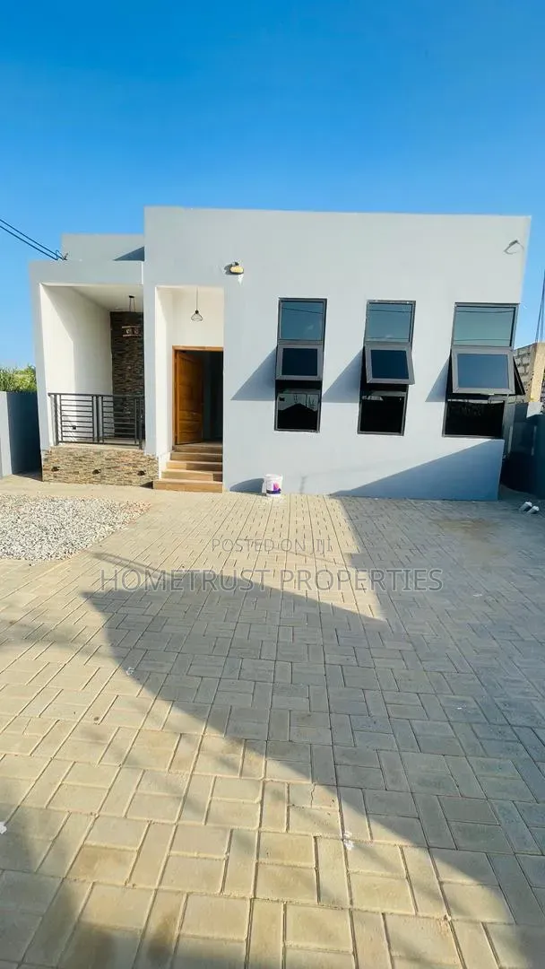 3bdrm House in Pokuase Odumase for sale in Pokuase