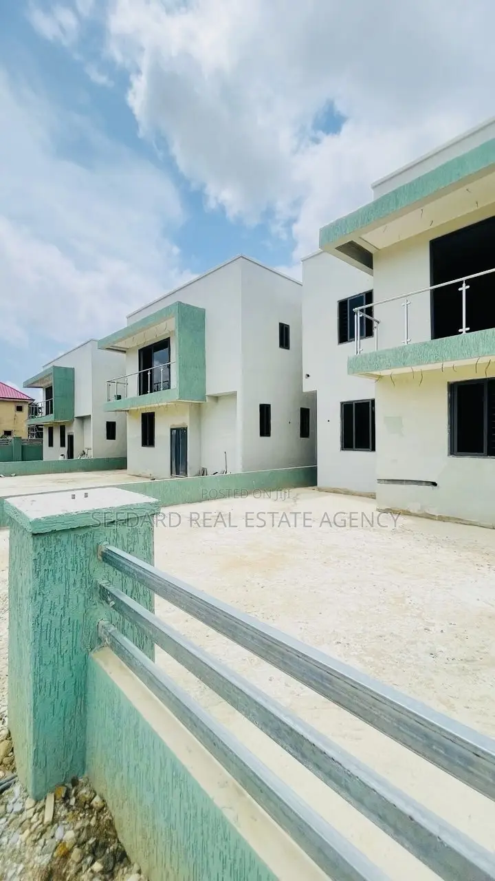 4bdrm Duplex in Sefdard Properties, Achimota for sale in Achimota