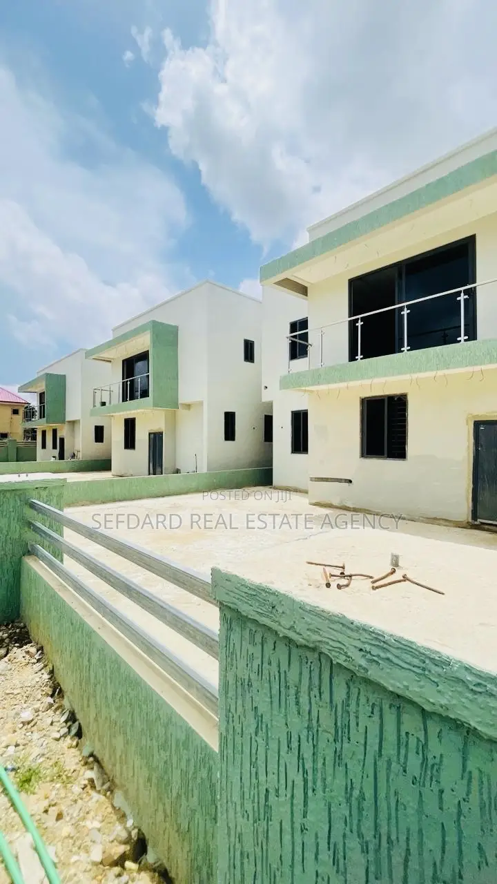 4bdrm Duplex in Sefdard Properties, Achimota for sale in Achimota