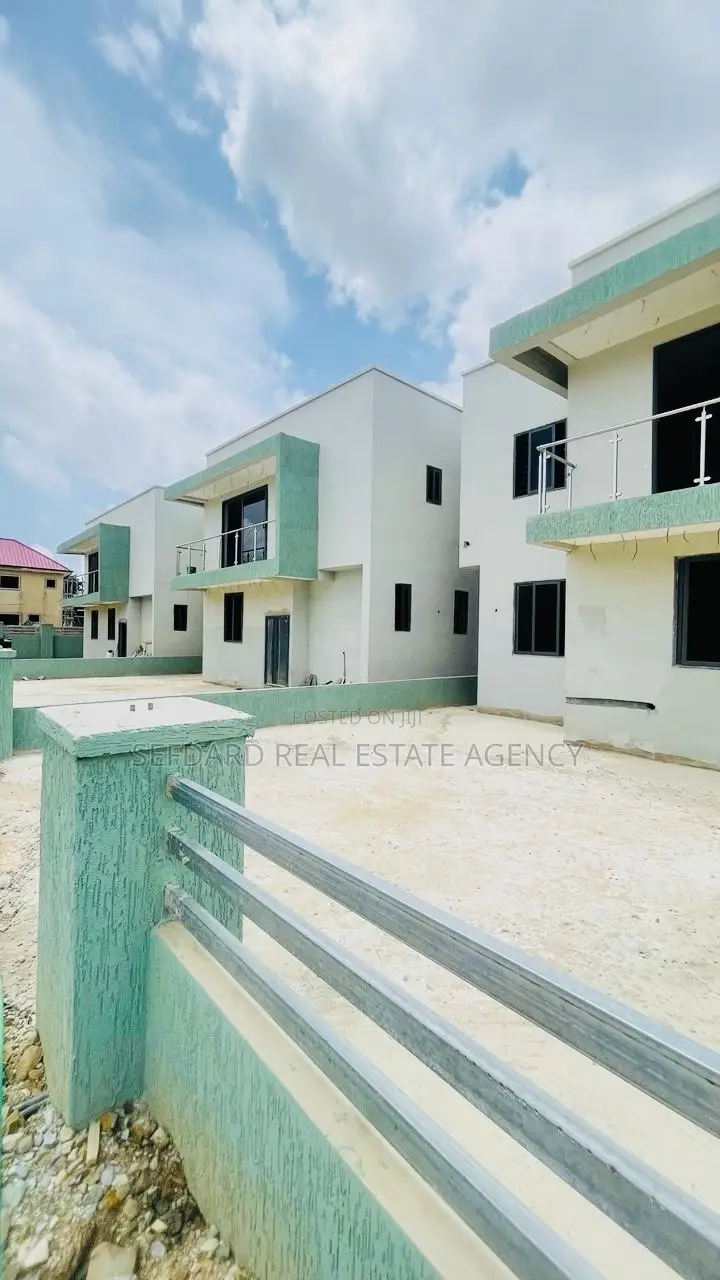 4bdrm Duplex in Sefdard Properties, Achimota for sale in Achimota